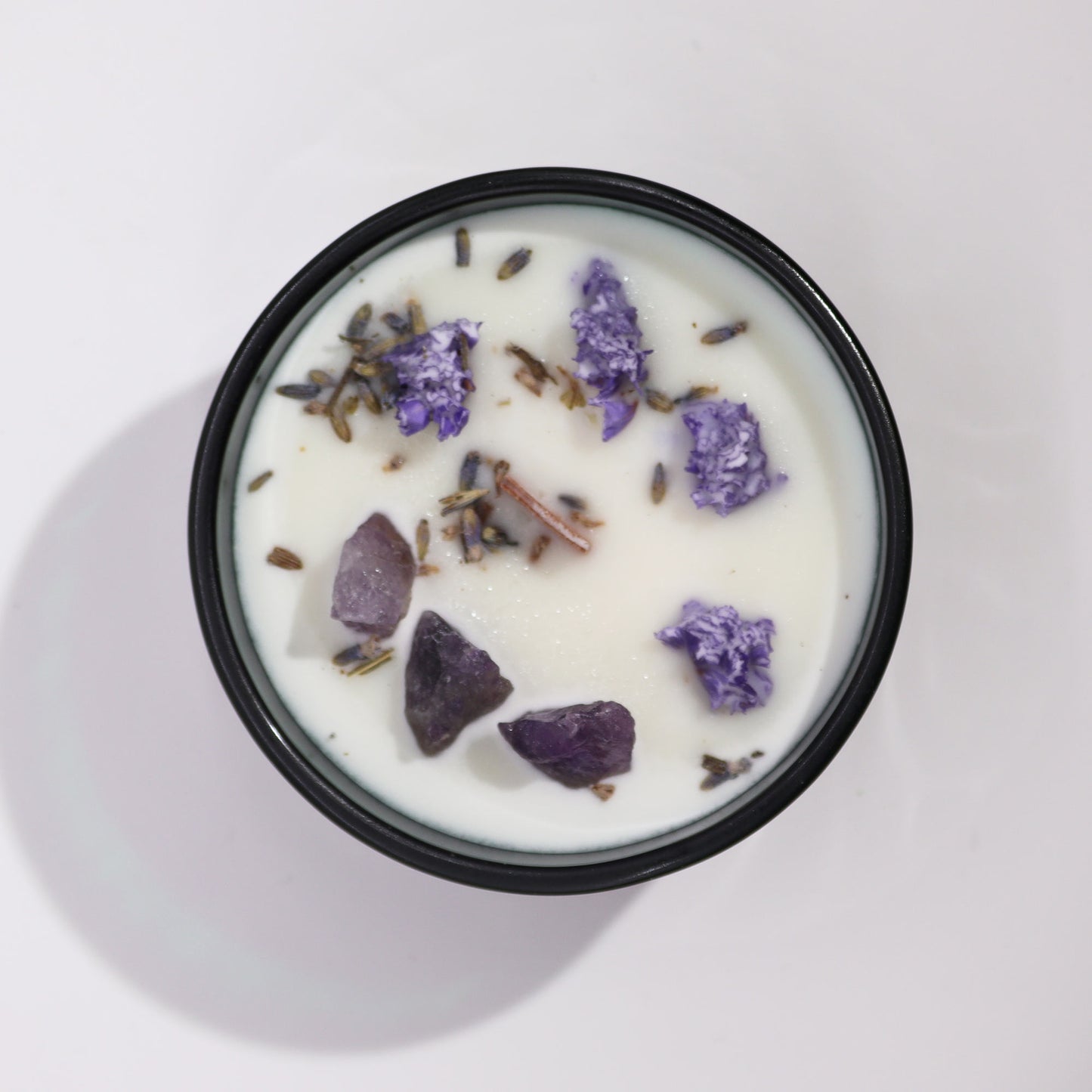 Hop Hare scented candle with Amethyst and delicate dried flowers – The Moon