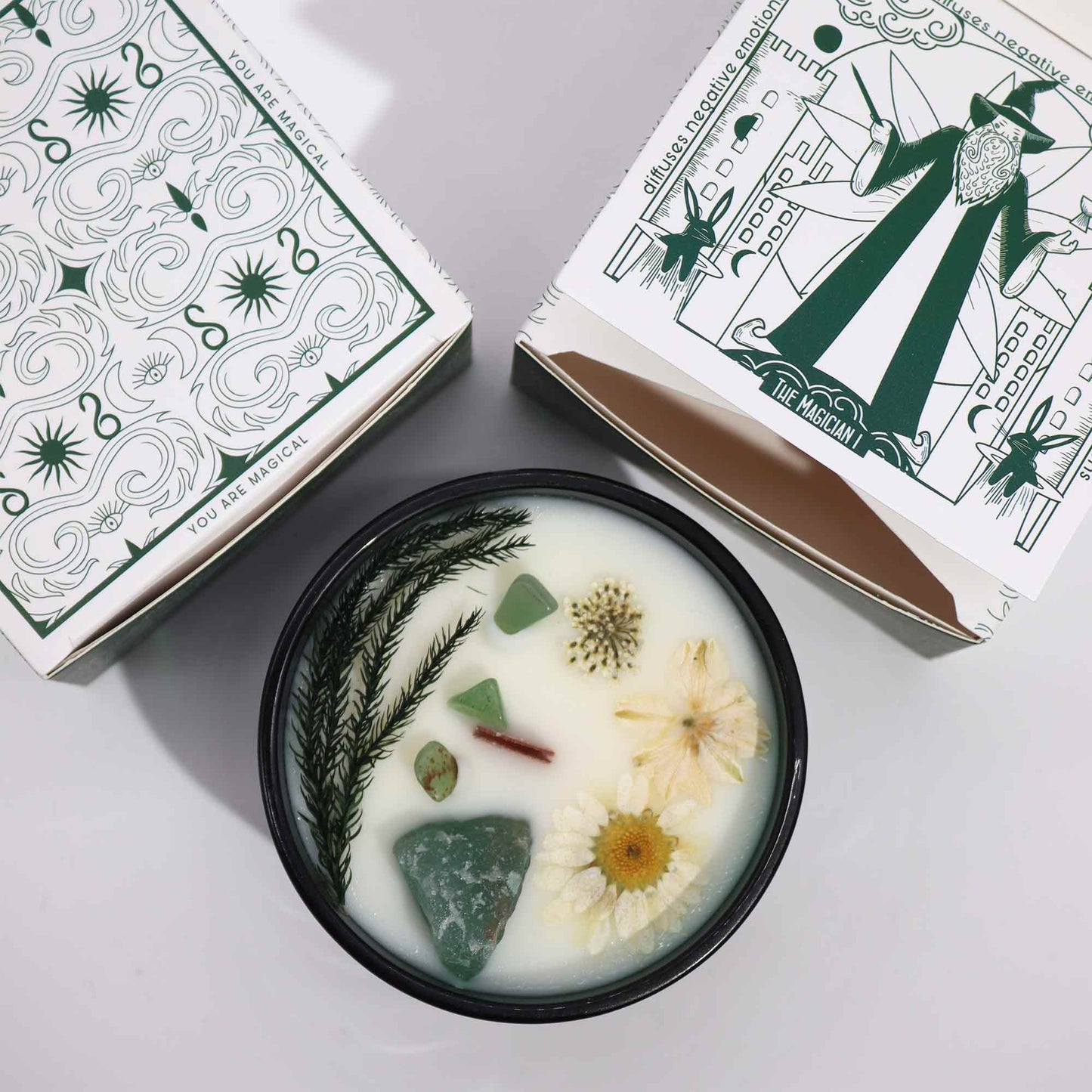 Bougie parfumée Houblon Lièvre au Jade et délicates fleurs séchées – Le Magicien