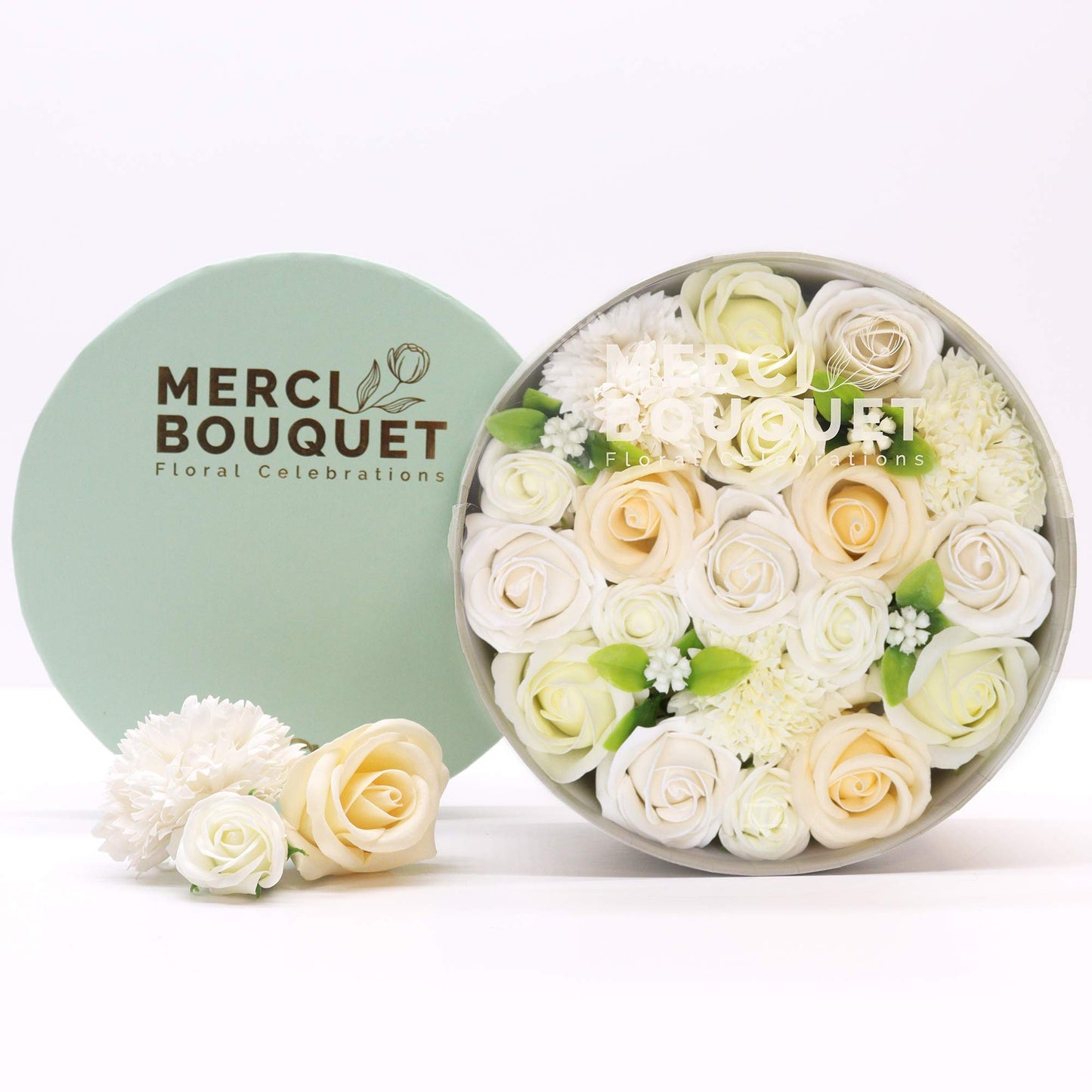 Mix of white Roses in a luxury gift box